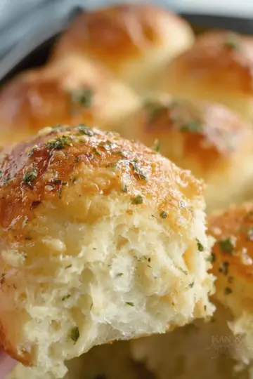 30-Minute Garlic Parmesan Dinner Rolls
